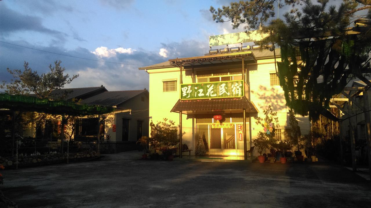 Sun Moon Lake Wild Flower Bed and Breakfast Yuchi Exteriör bild